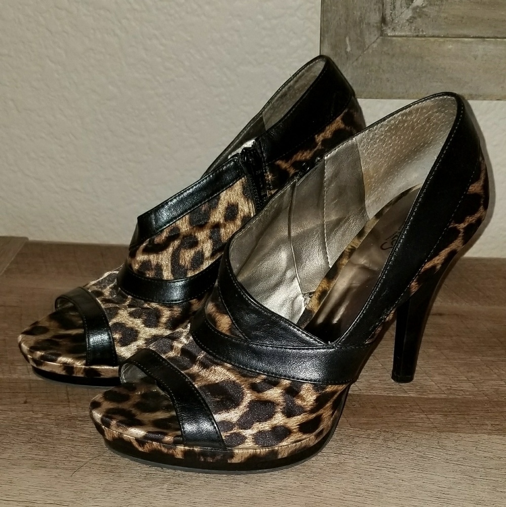 Satin and leather leopard heels